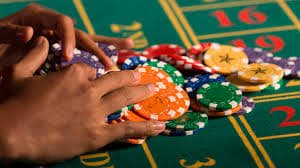 Aplikasi mobile suryajitu menampilkan pasar Liga 1 dan permainan casino langsung di layar ponsel Android